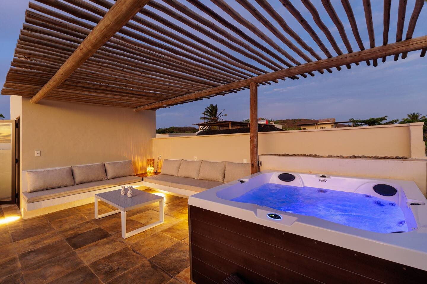 Honeymoon suite with private rooftop Jacuzzi
