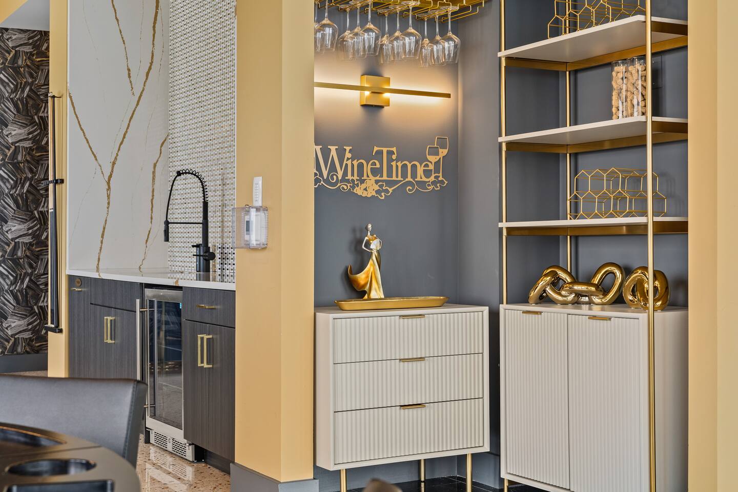 2BR KING | Near Downtown | POOL | WiFi | Parking