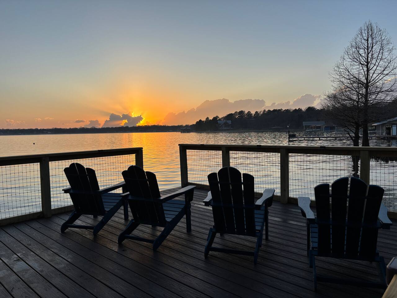 Country Cottage on the Lake with Remote Work Space