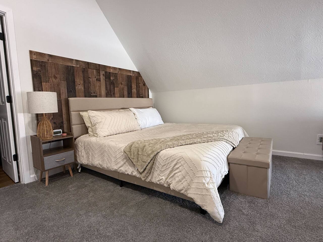 Huge Room, Private Bath, King Bed, TV, Desk, Couch