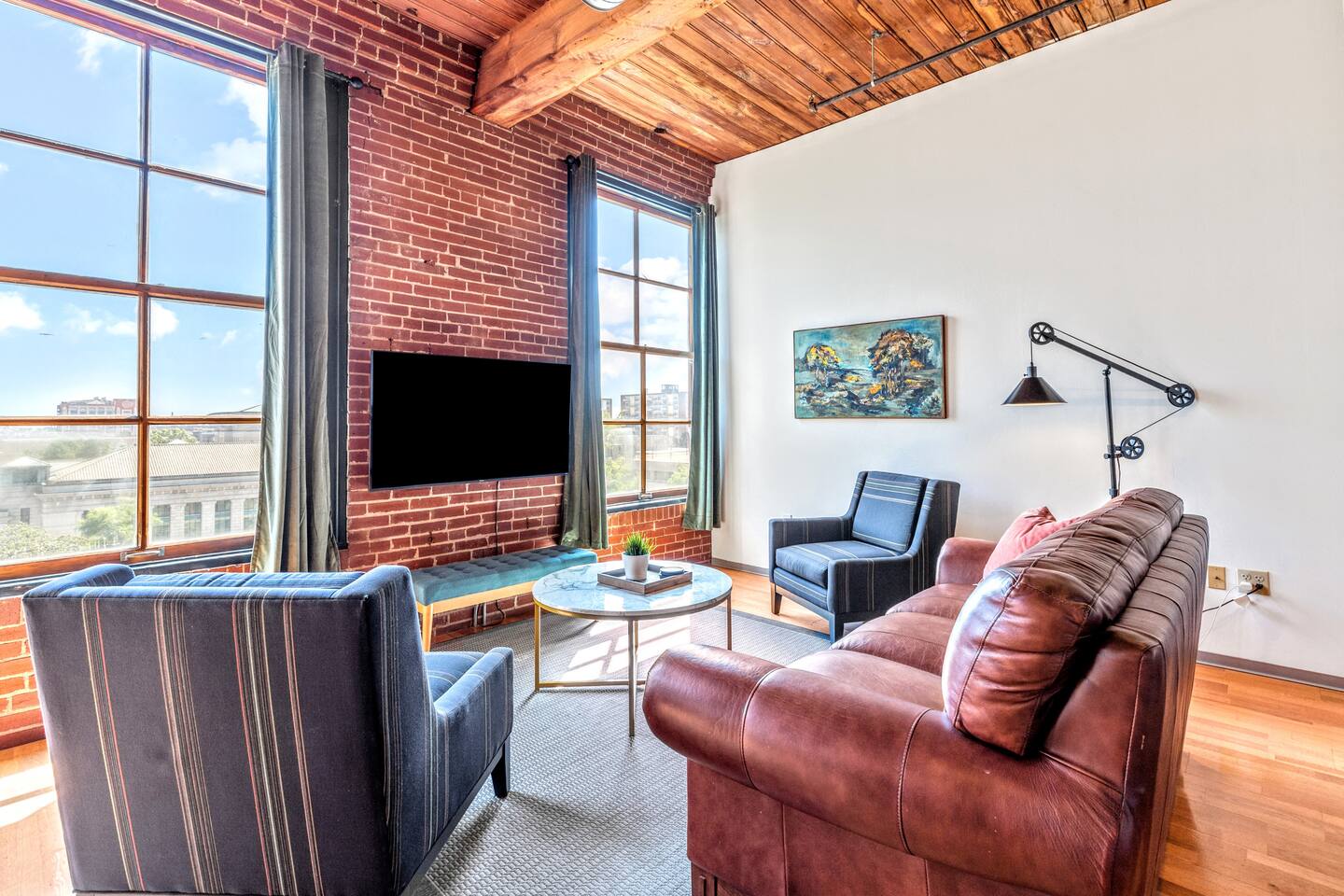 Secure DWTN Loft w W/D & Parking, Pets