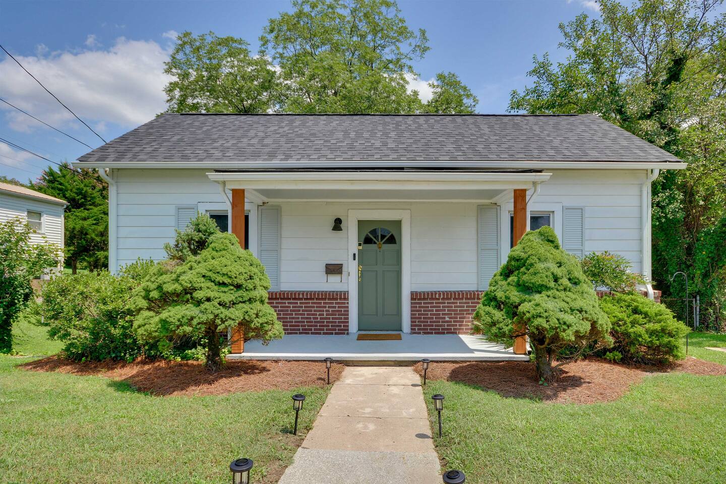 Sleeps 6 | ½ Mi to Casino | 2bd/1bath | 3 Beds