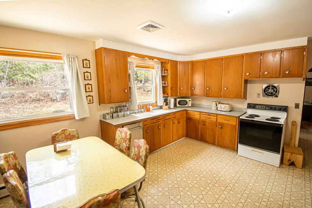 The Retro Retreat ~dog friendly with large yard