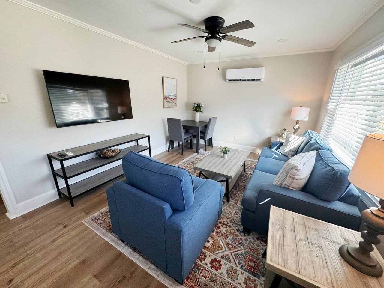 Modern & Cozy Getaway-2bd/1bt