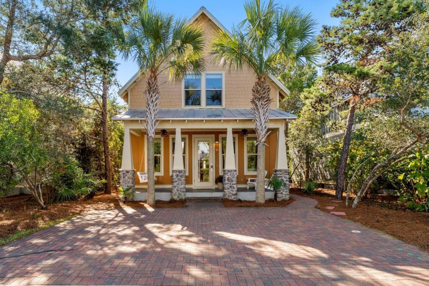 Walk to Beach and Shops! Peaceful Family Retreat!