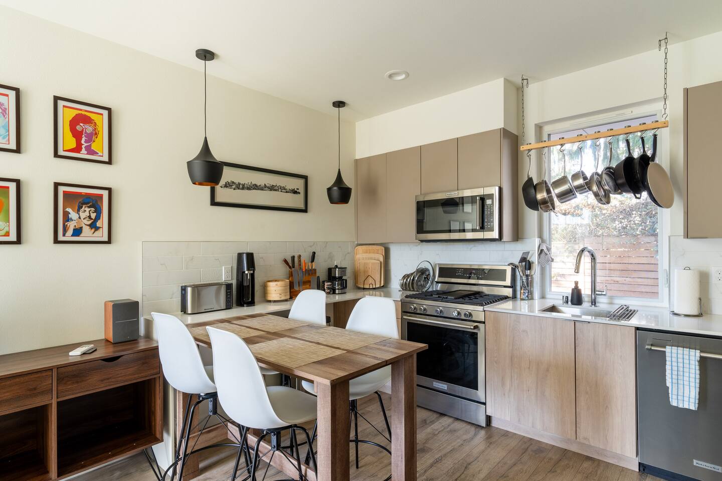 Minutes to Downtown + Rooftop Deck