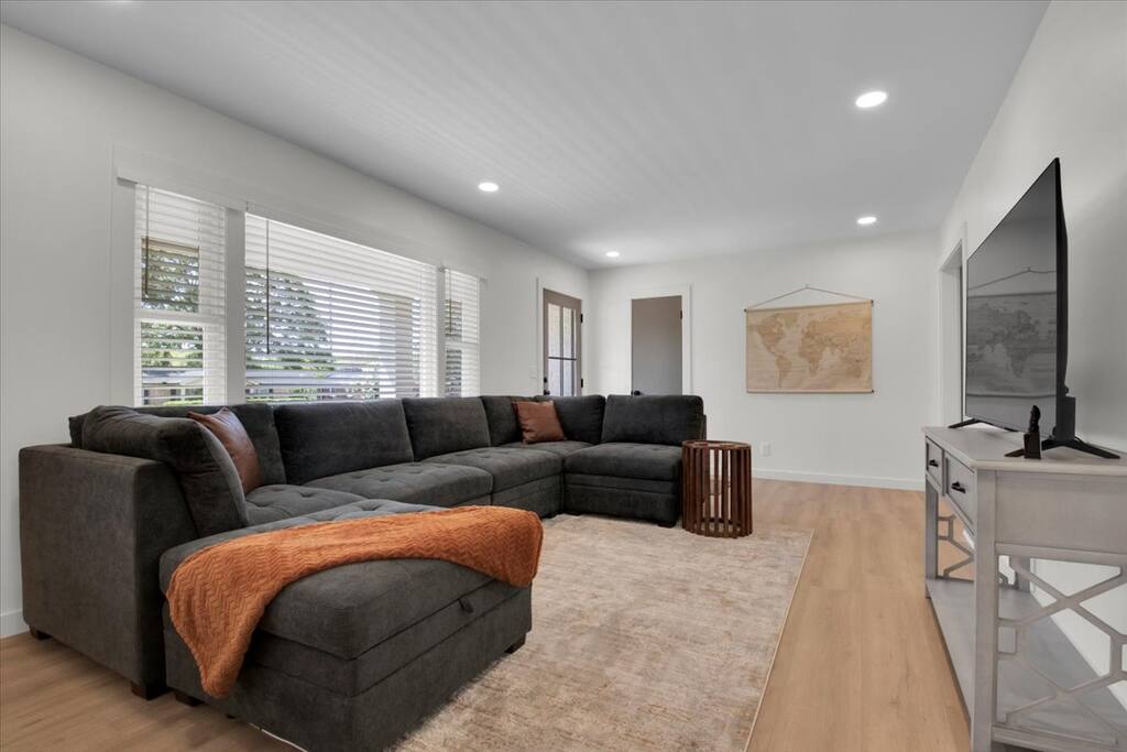 King Beds/Newly Remodeled/Open Floor Plan/Taylors