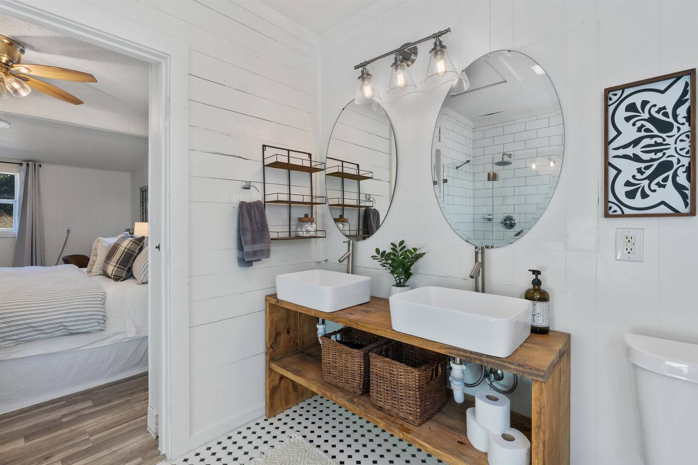 Gorgeous lakeside cottage! 5 mins from Winery!