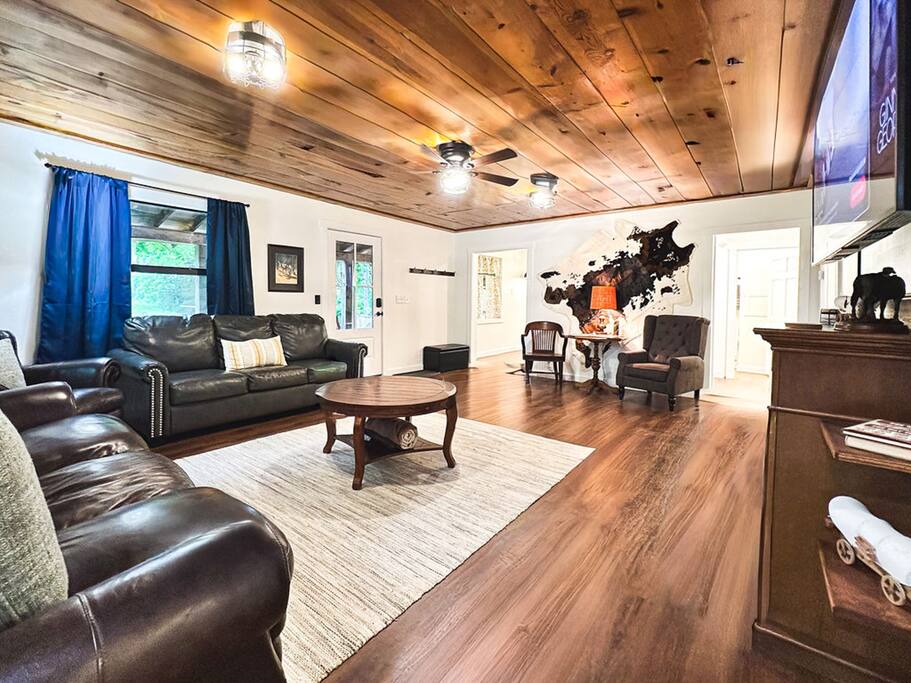 Rodeo Ranch: Fully Renovated, Groups, Families