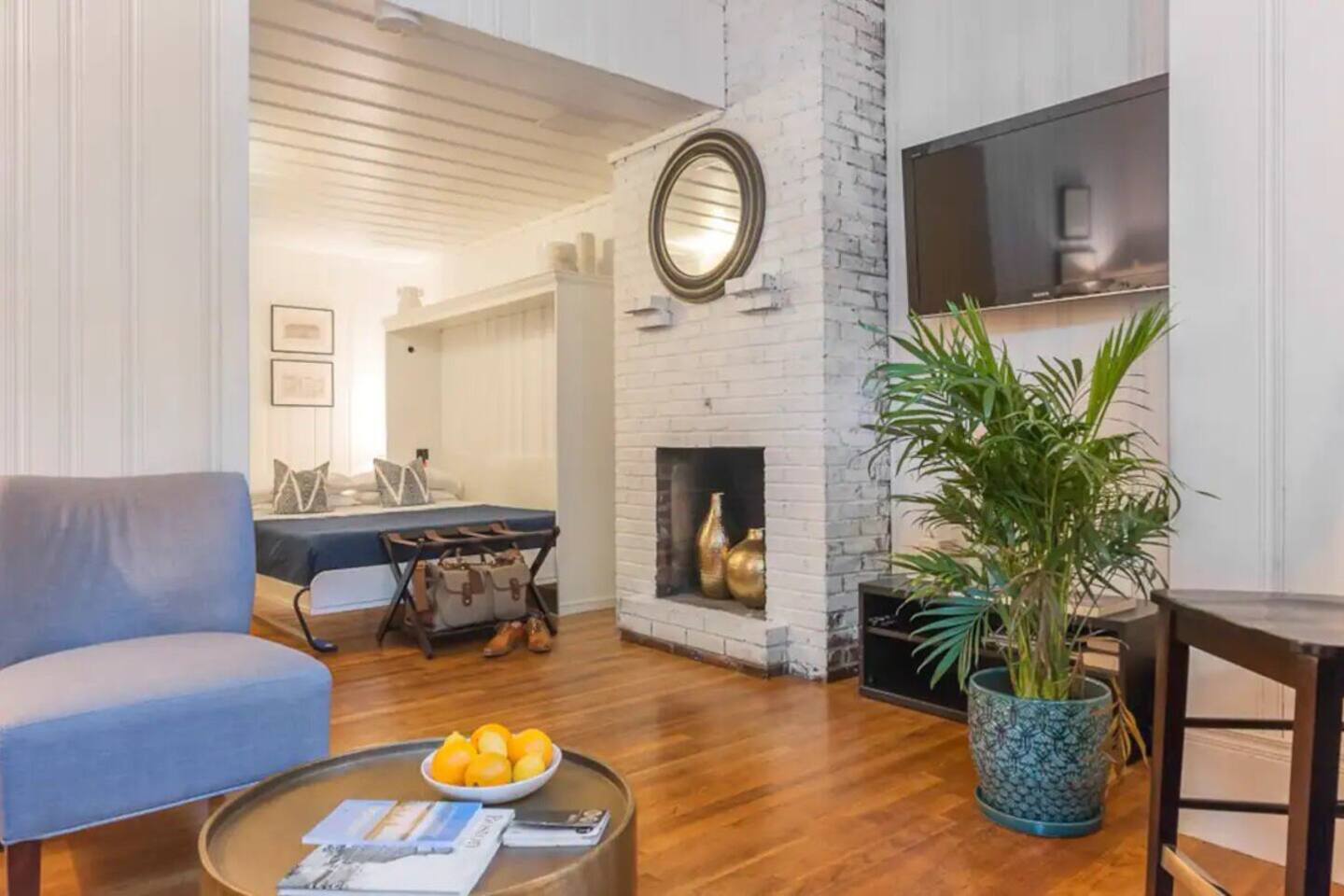 Studio. Walk to Newbury St.