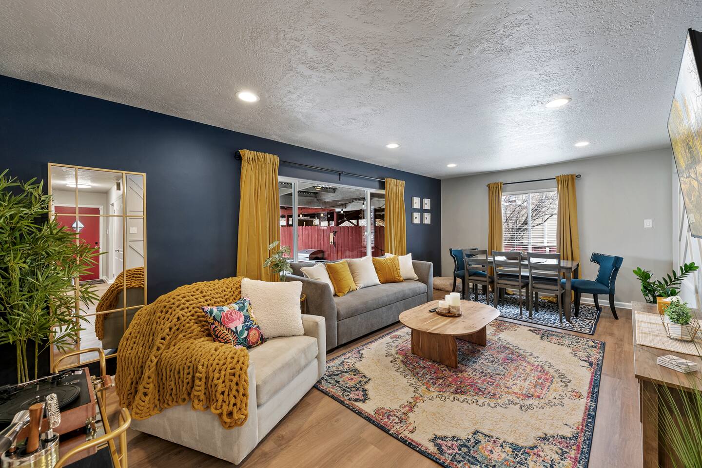 Chic, Mtn Views, Fenced Yard, BBQ, Games, Firepit!