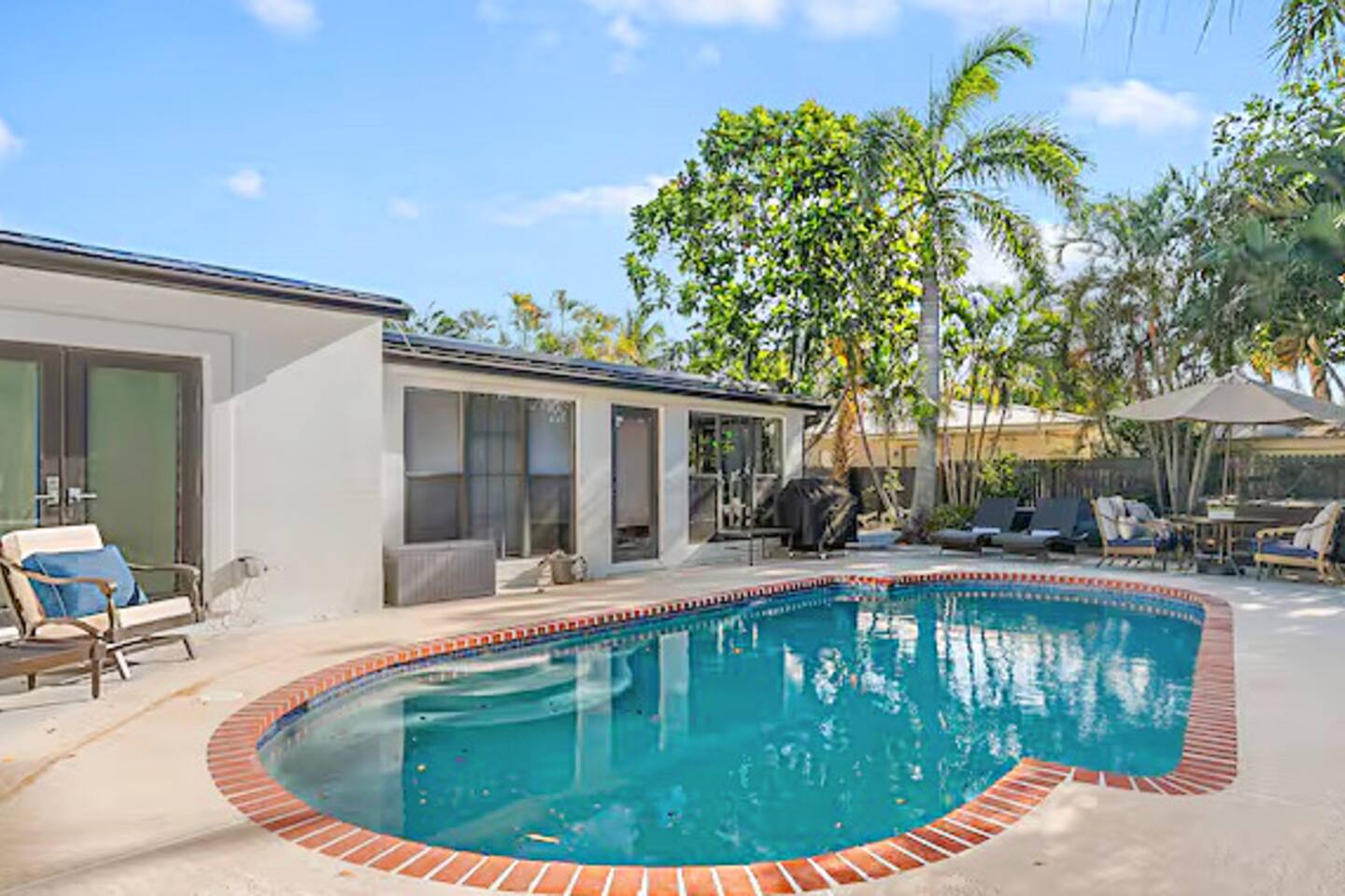 Luxury WPB Heated Salt Pool & Hot Tub Oasis