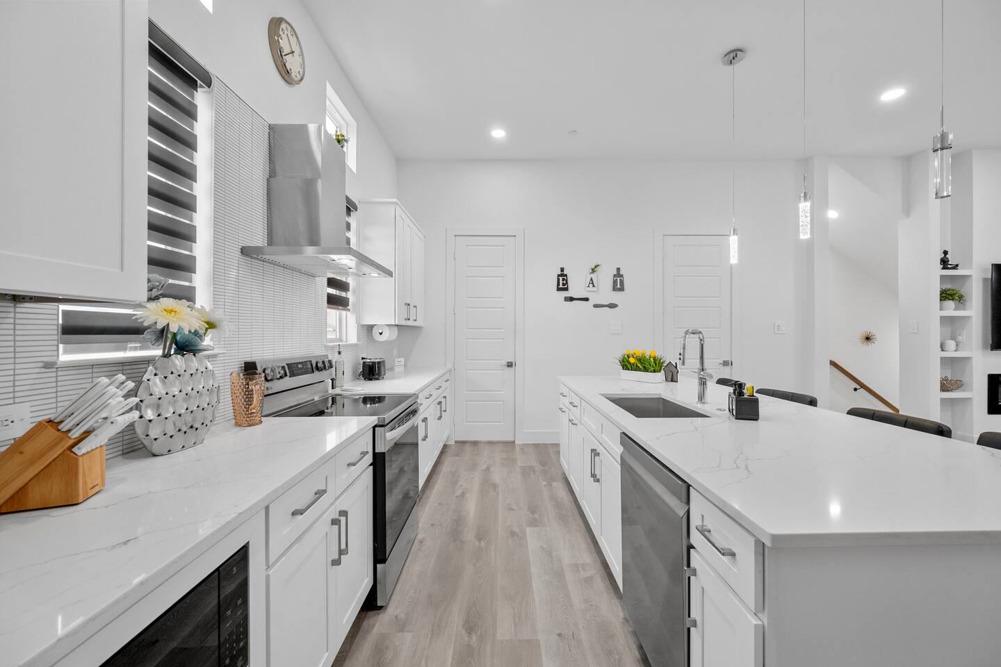 BRs w Ensuite Baths l Pet-Friendly l Central Loc — photo 4