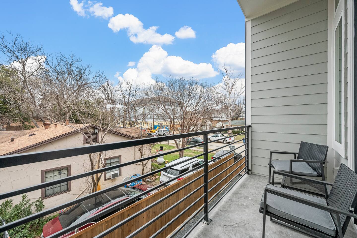 BRs w Ensuite Baths l Pet-Friendly l Central Loc — photo 3