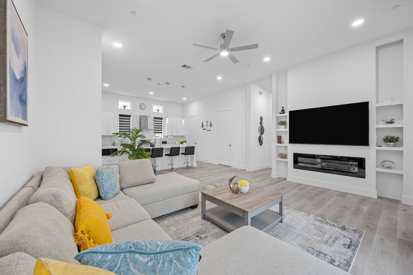 BRs w Ensuite Baths l Pet-Friendly l Central Loc — photo 2