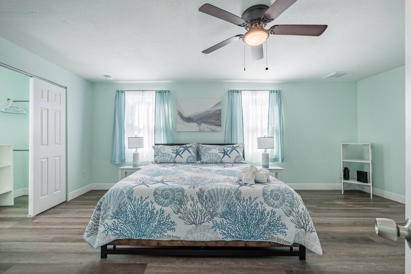 10 Min to Beach | King Bed & Walk In Shower