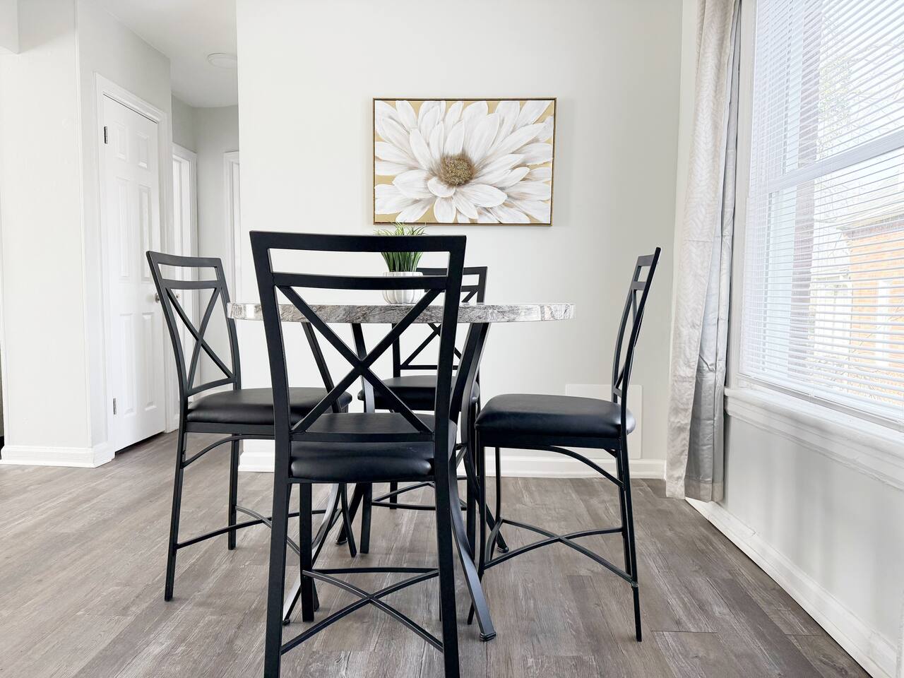 Riverside A2 | QUEEN 2BD/1BA Apt near River