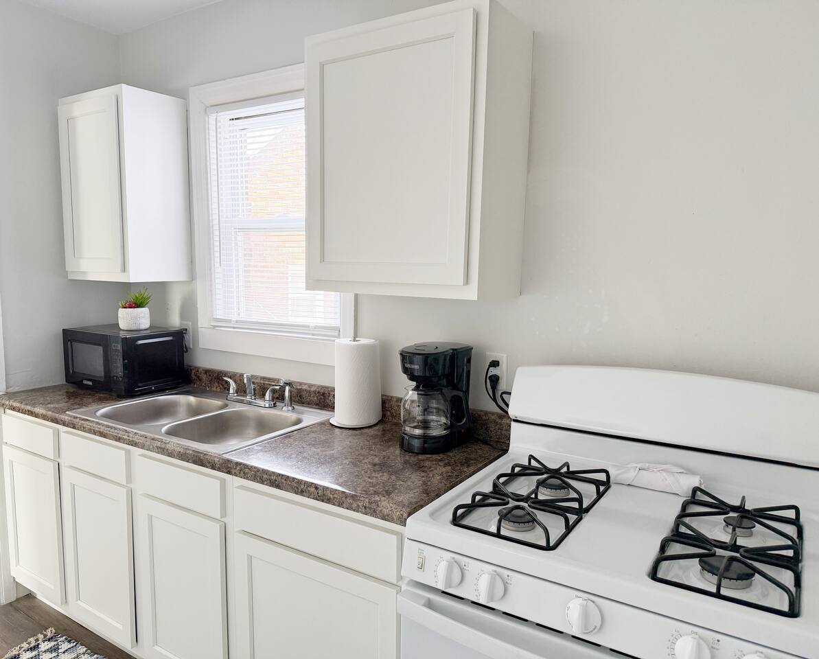 Riverside A2 | QUEEN 2BD/1BA Apt near River