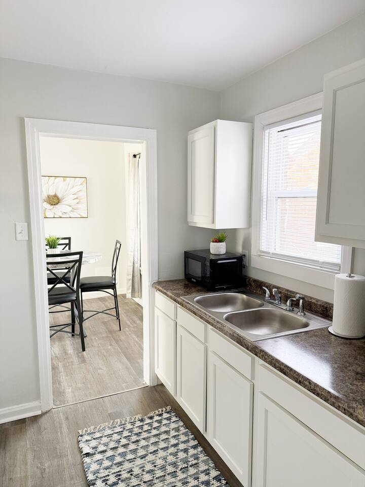 Riverside A2 | QUEEN 2BD/1BA Apt near River