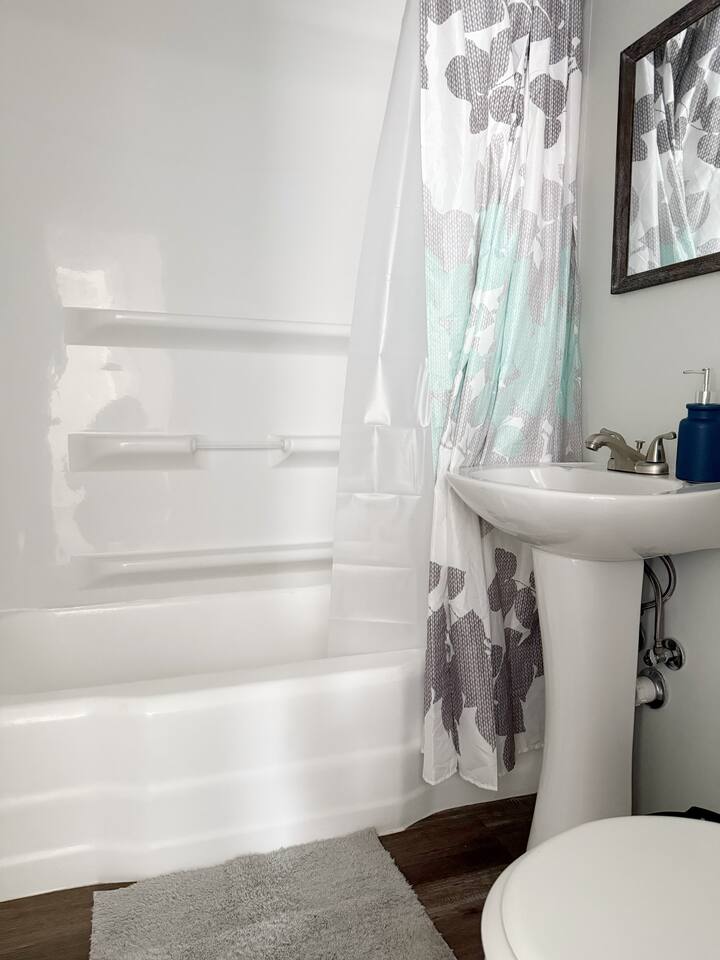 Riverside A2 | QUEEN 2BD/1BA Apt near River