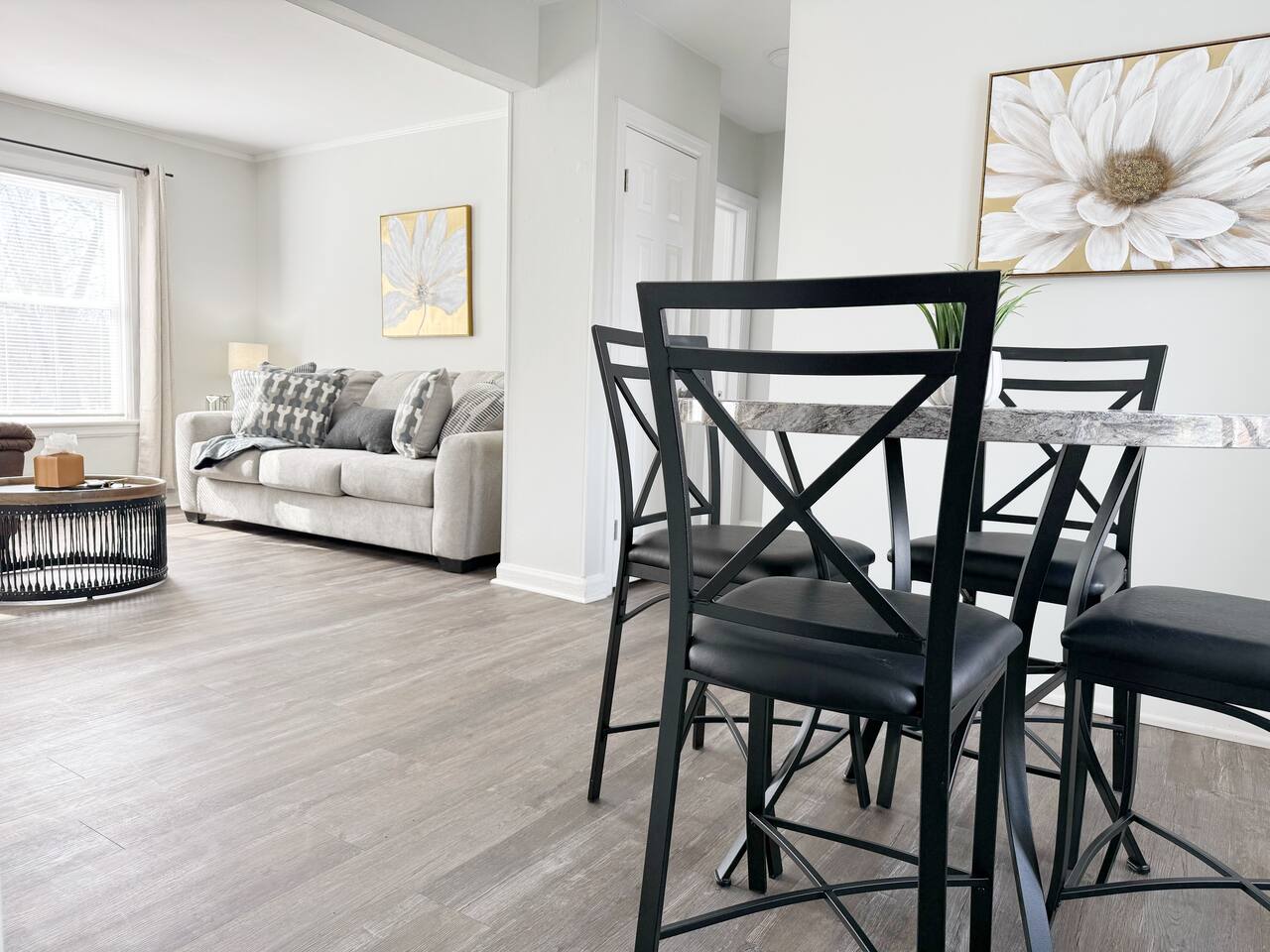 Riverside A2 | QUEEN 2BD/1BA Apt near River