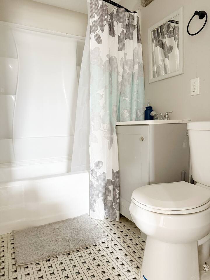 Riverside B1 | EVV 2BR Queen/1BA Apt