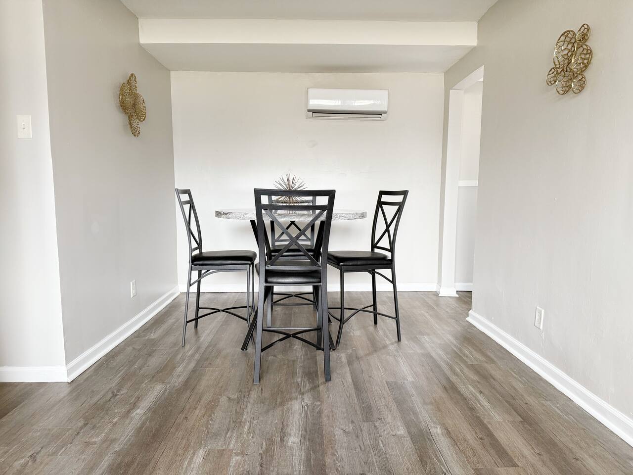 Riverside B1 | EVV 2BR Queen/1BA Apt photo 3