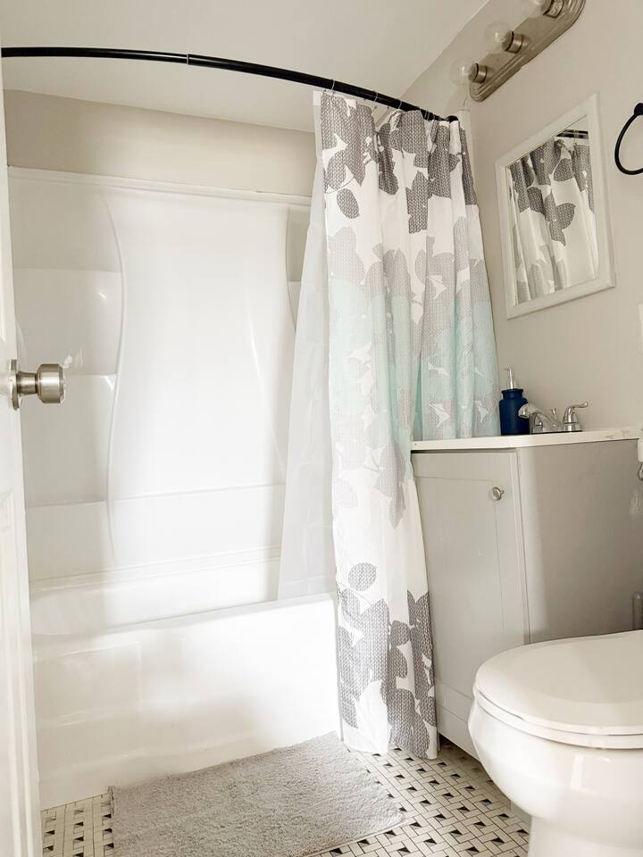 Riverside B1 | EVV 2BR Queen/1BA Apt