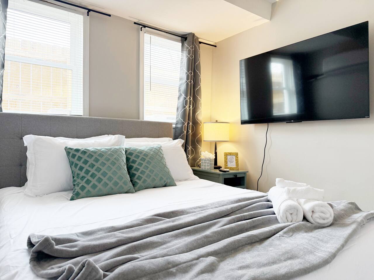 Riverside B1 | EVV 2BR Queen/1BA Apt