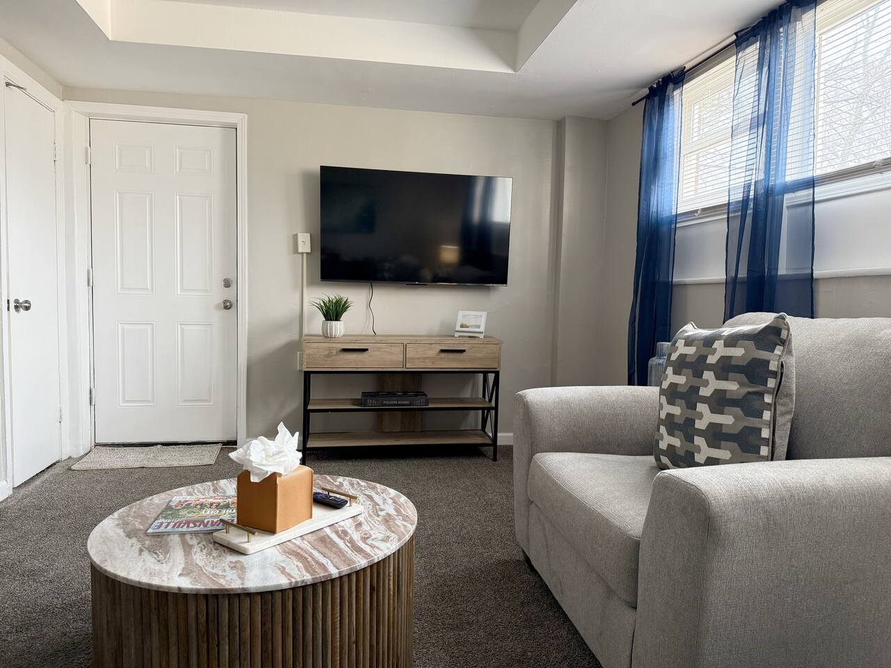 Riverside B1 | EVV 2BR Queen/1BA Apt