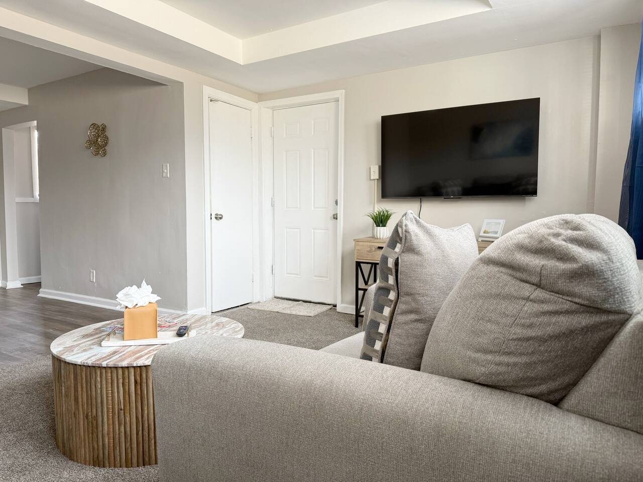 Riverside B1 | EVV 2BR Queen/1BA Apt