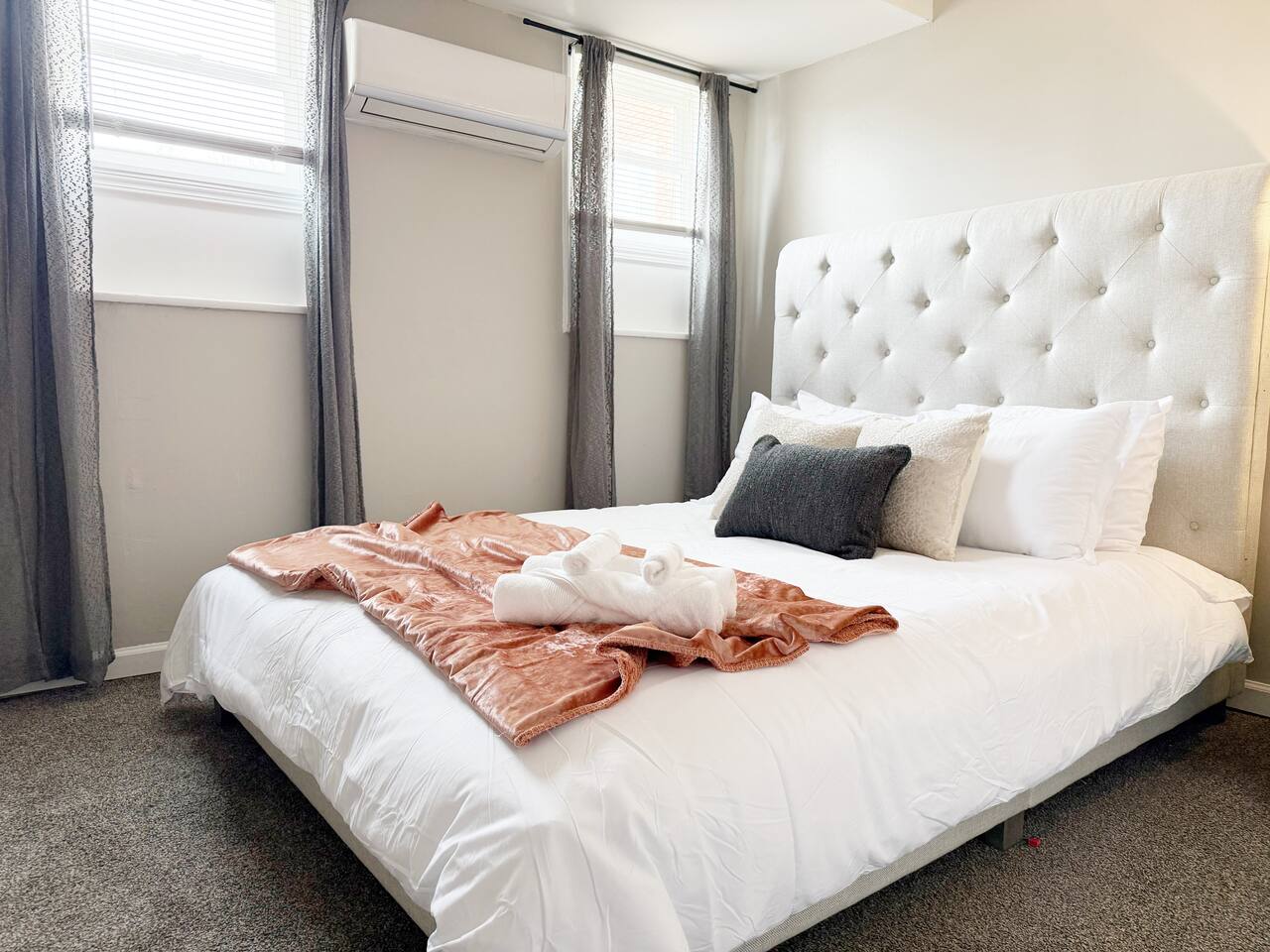 Riverside B1 | EVV 2BR Queen/1BA Apt photo 2