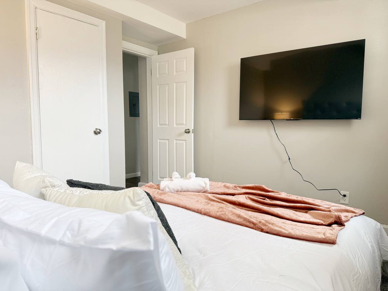 Riverside B1 | EVV 2BR Queen/1BA Apt