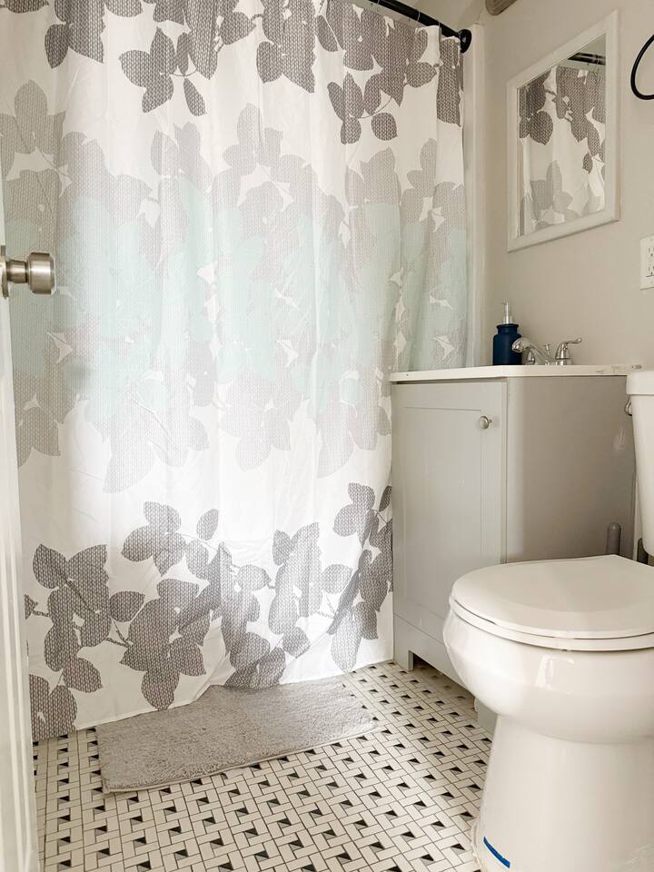 Riverside B1 | EVV 2BR Queen/1BA Apt