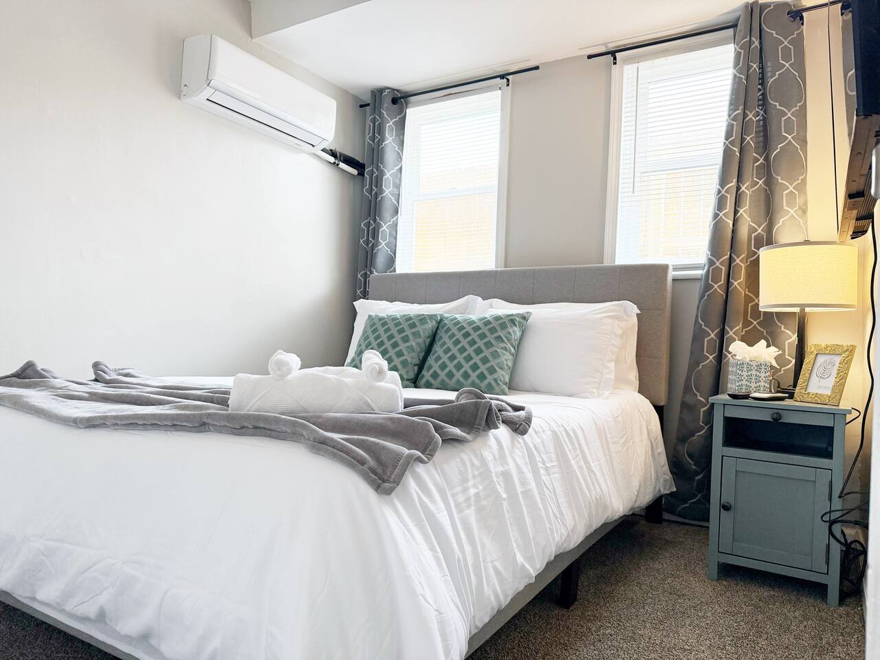 Riverside B1 | EVV 2BR Queen/1BA Apt