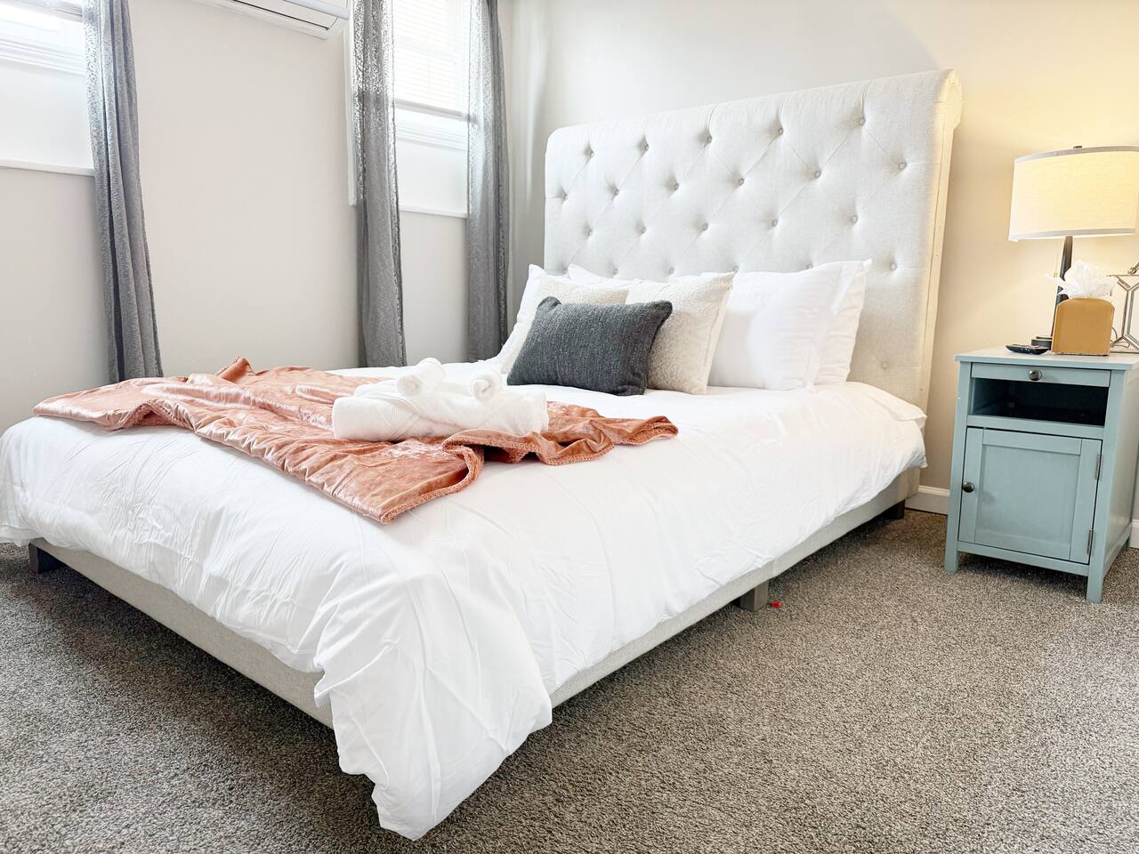 Riverside B1 | EVV 2BR Queen/1BA Apt