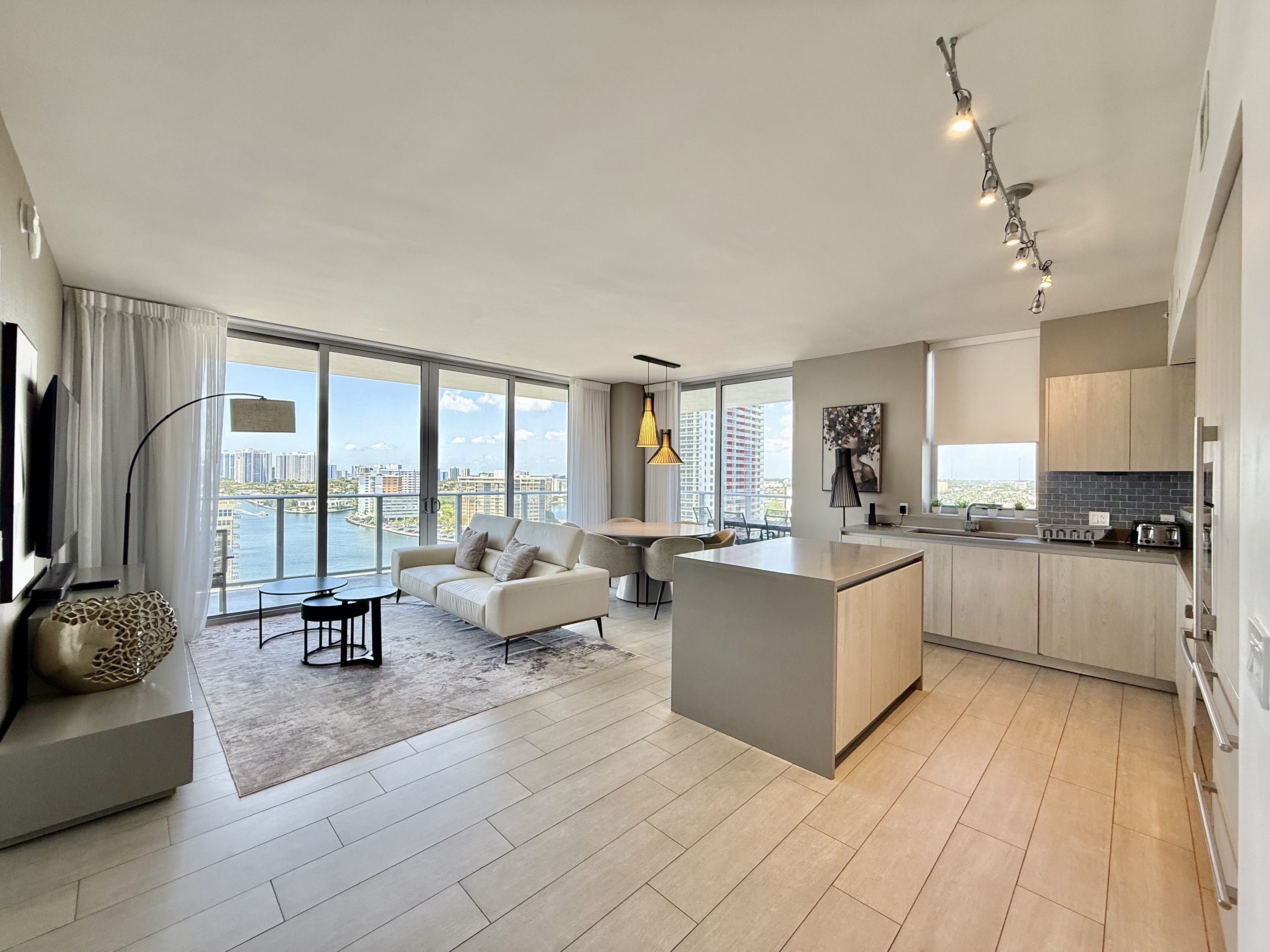 Condominio de lujo 3BR junto a la playa 𝙗𝙮 𝙎𝙏𝘼𝙔-𝙏𝙊𝘿𝘼𝙔 | Balcón y vistas al agua