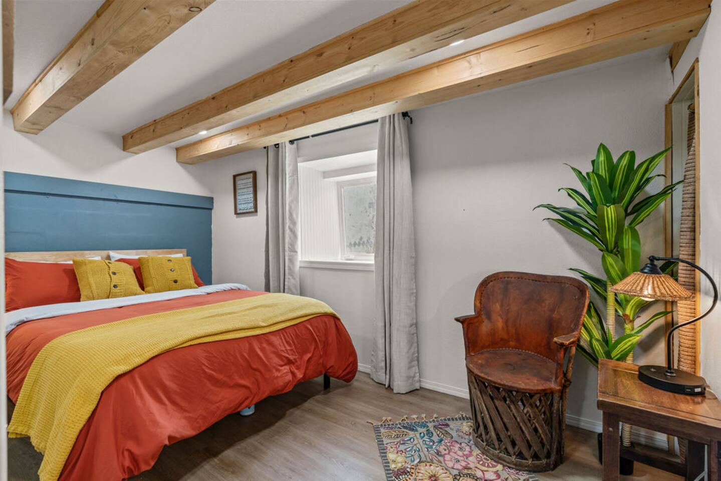 1+/1Apt,w/Yrd,NearYVCC,Shop,Hosp