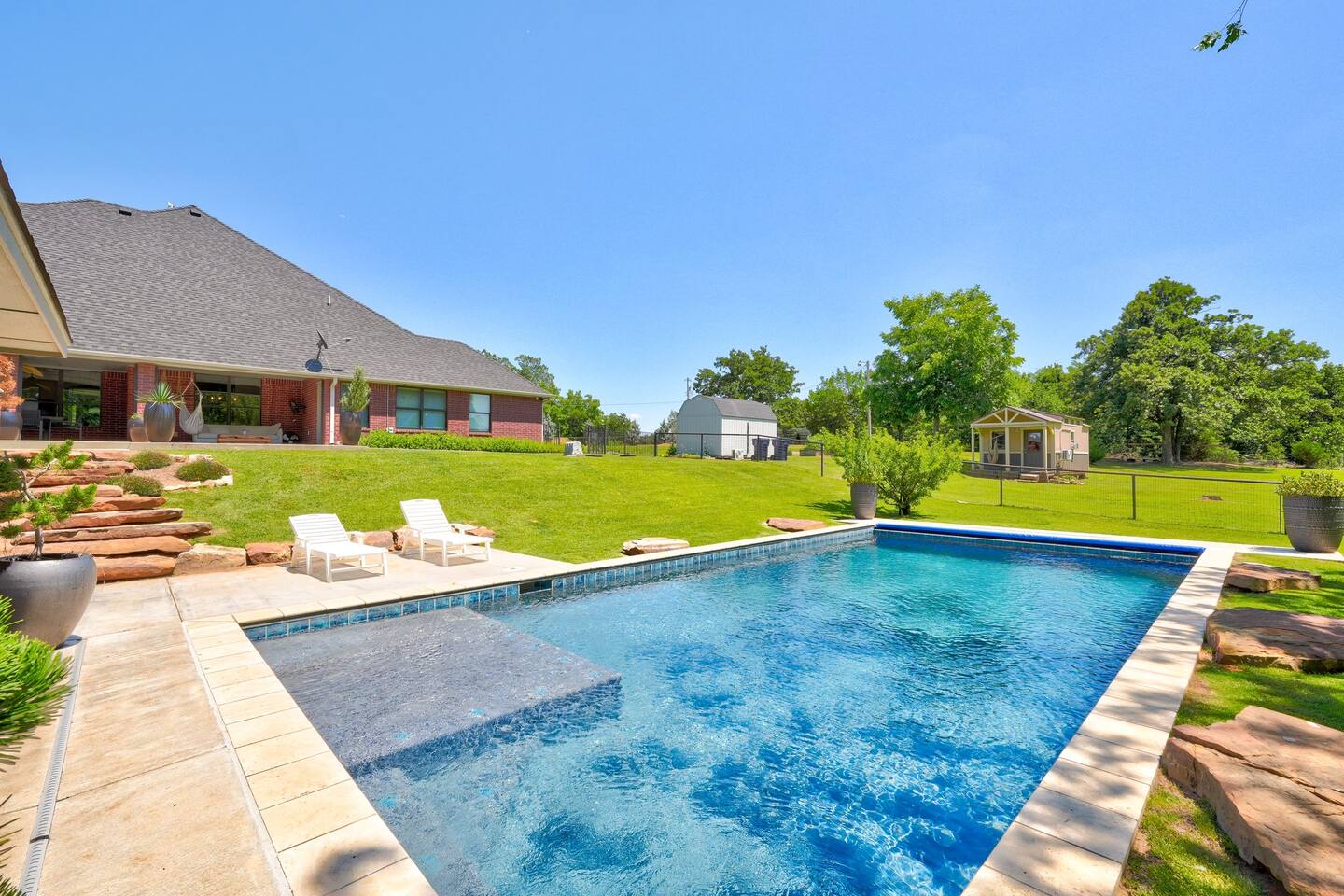 Countryside Oasis with Pool. House + 2 Cabins