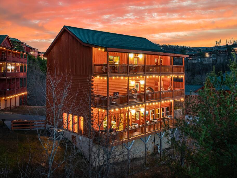 Luxury Cabin. IndoorPool. ExoticView. Home Thtr.