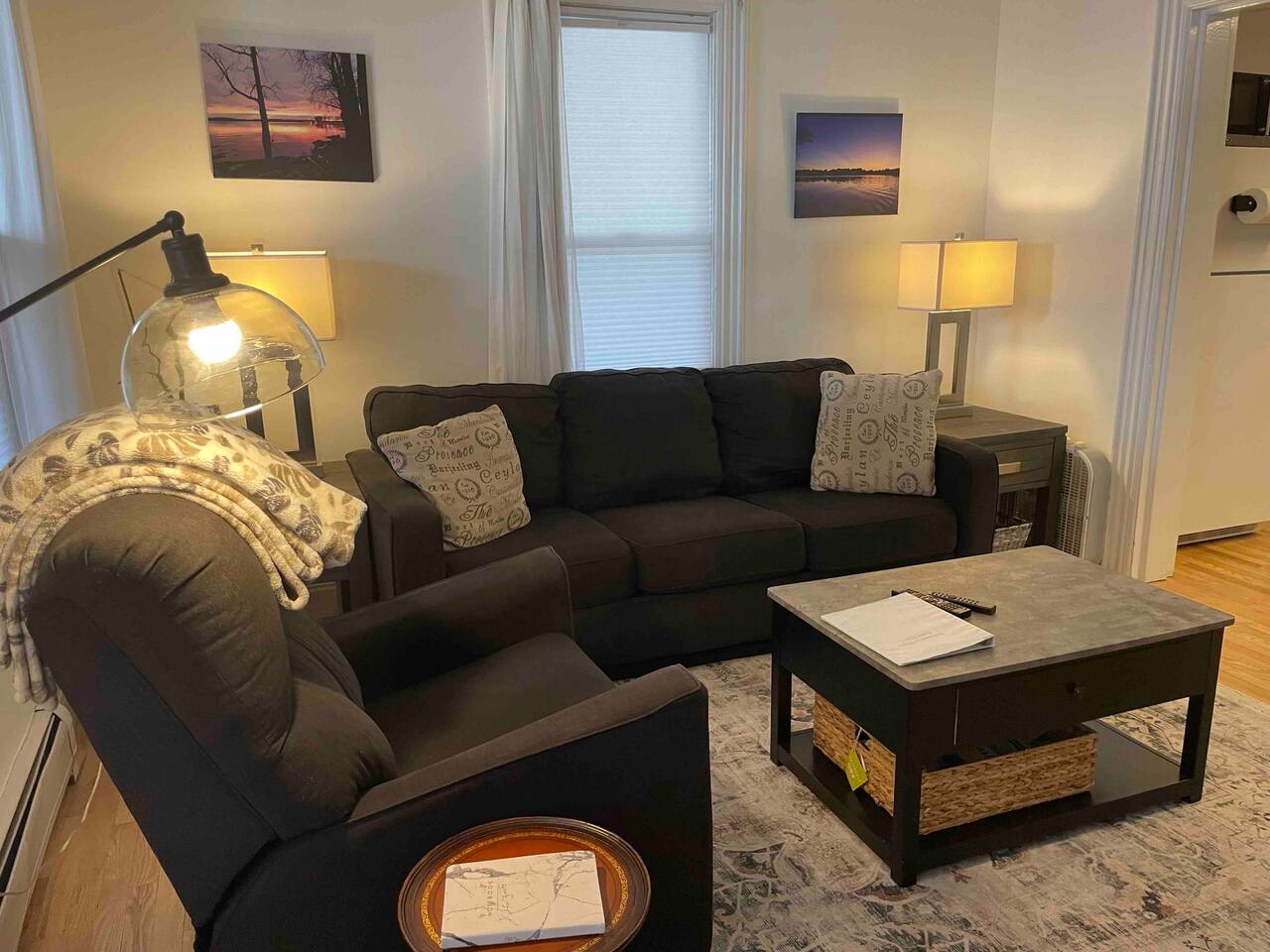 Cozy Maple St 2-bedrm Apt. Walk anywhere park Free