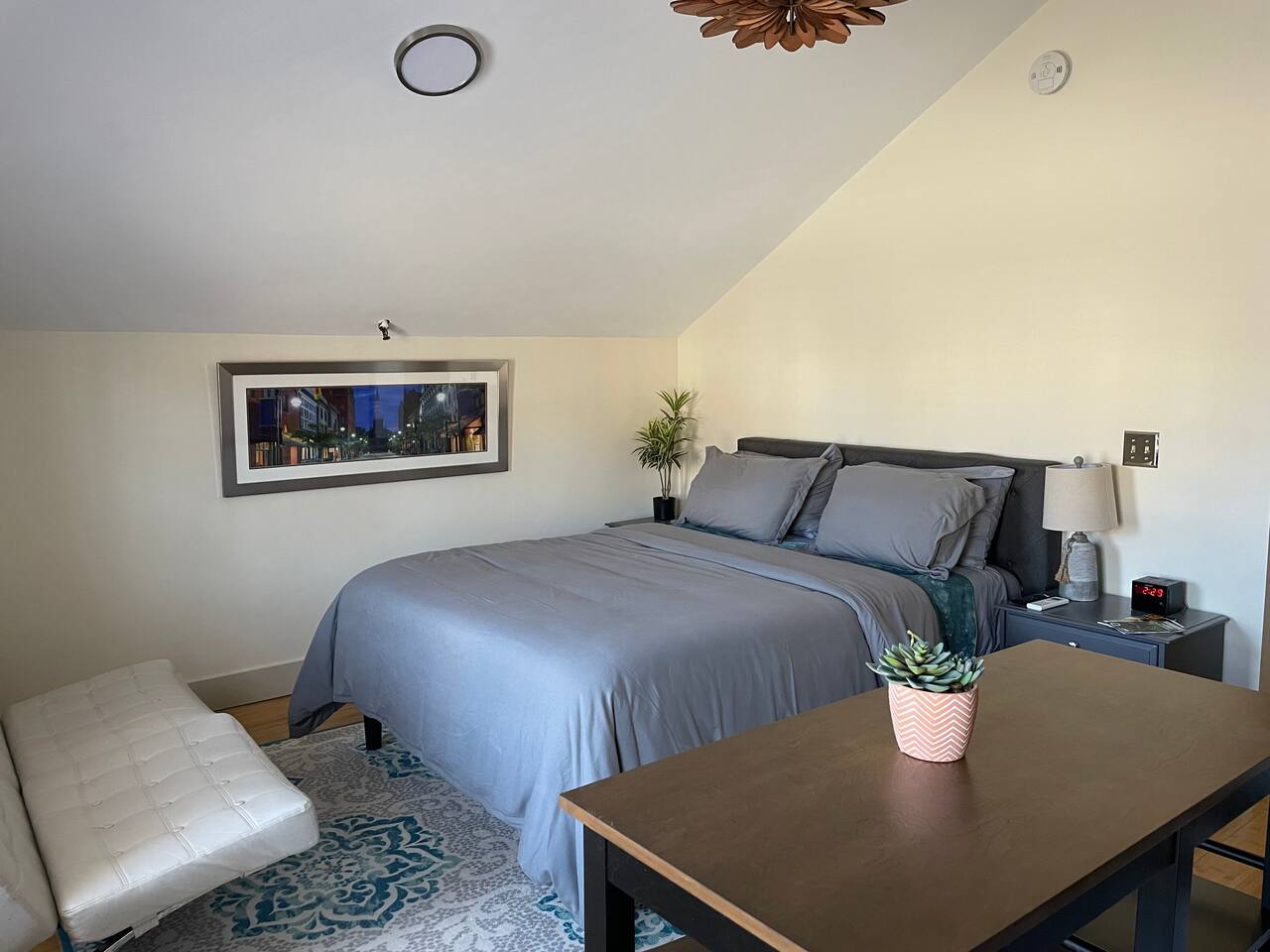 New Modern Studio- Hop Skip & Jump to Waterfront