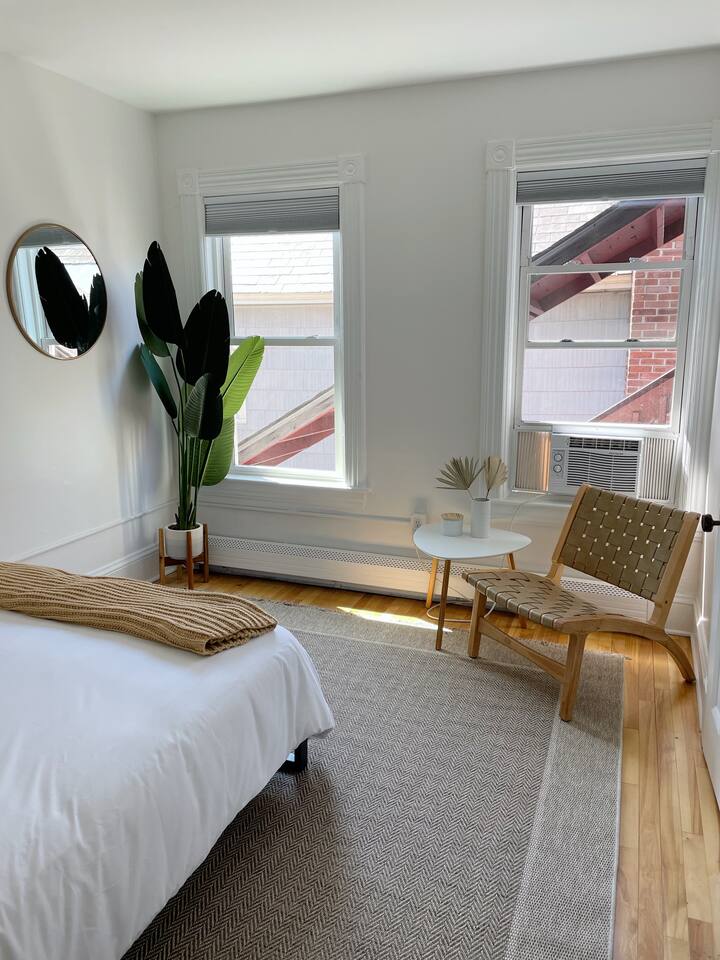 Cozy 2 Bedroom Apartment Overlooking Park