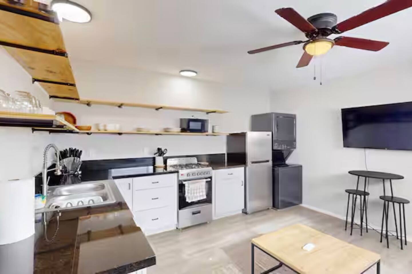 Updated Apart with King Bed & In-Unit W/D