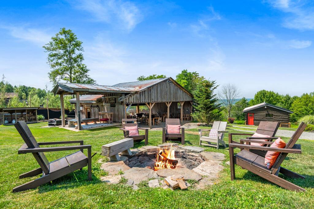 Ace Cabin - w/ Hot Tub & Firepit!