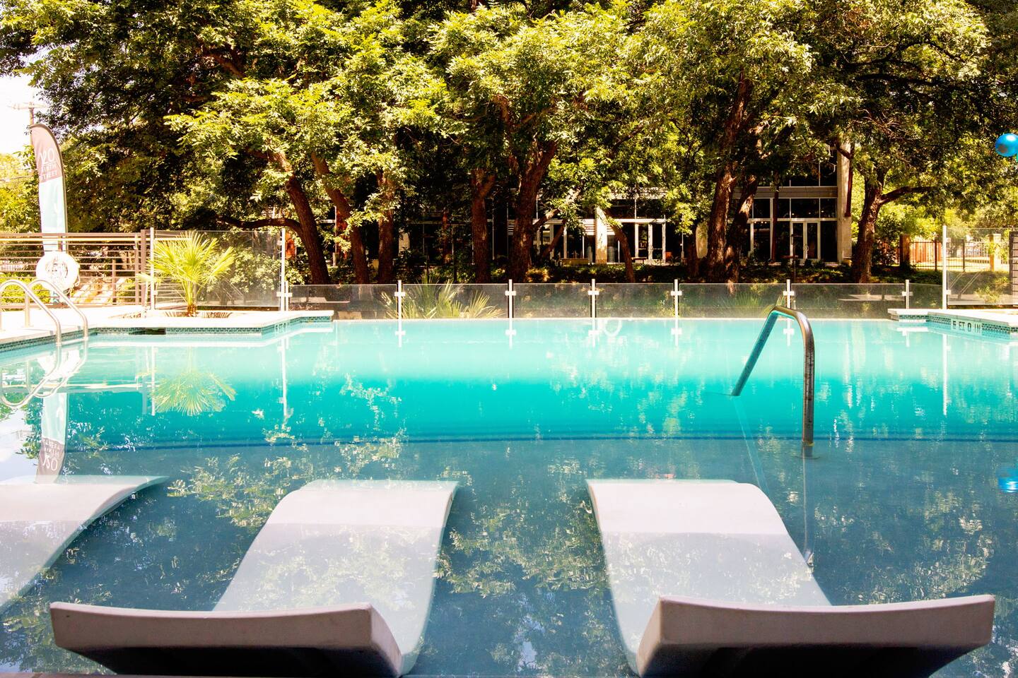 Infinity Pool & Park Free! Riverwalk access! - Apartment
