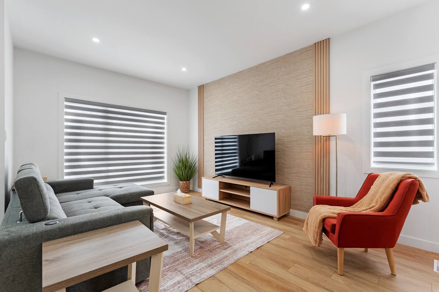 Spacious new 3BR, sleeps 10, King Bed, 8min to YWG