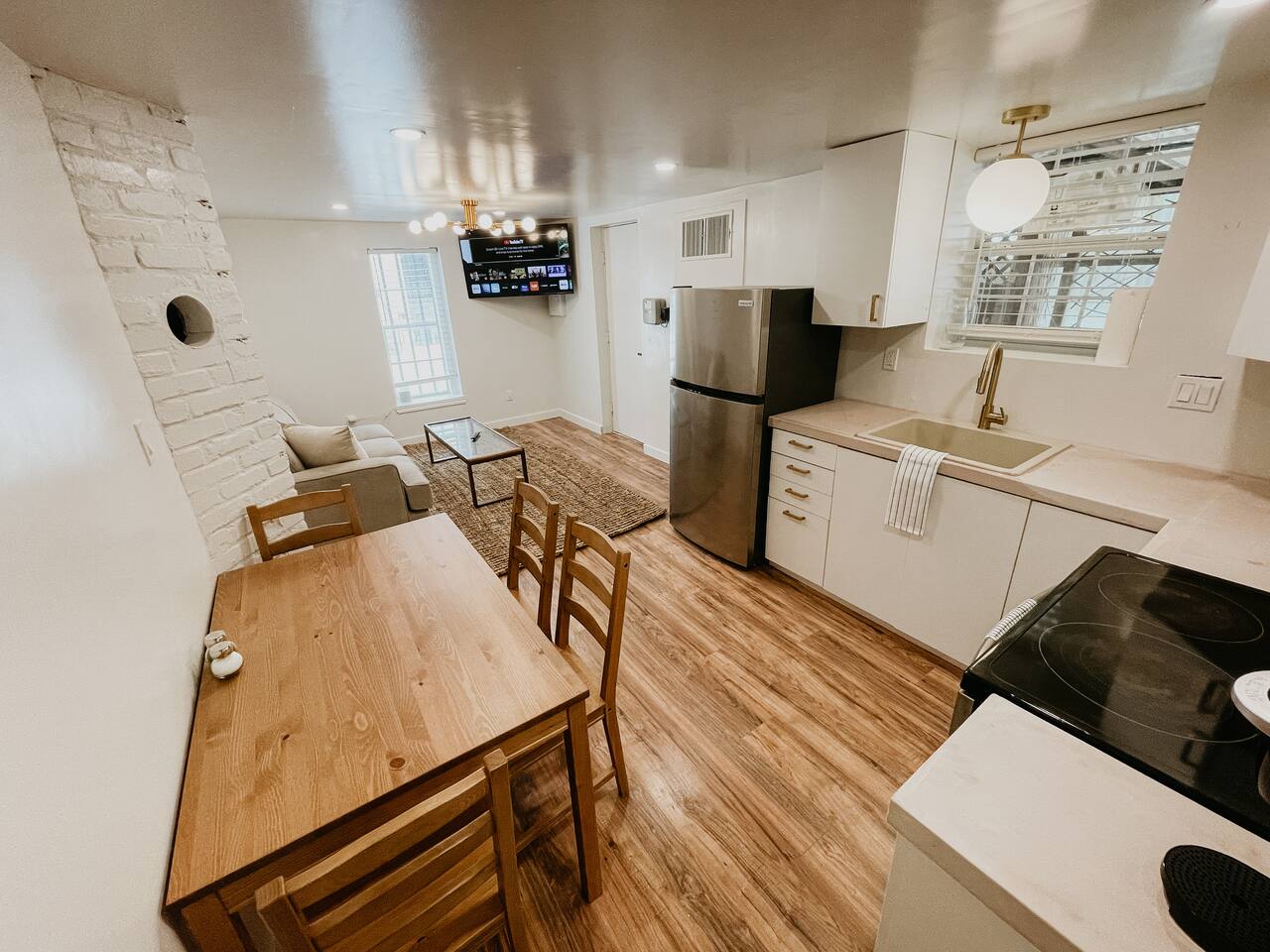 Beautiful Quaint Apartment - Walkable Neighborhood