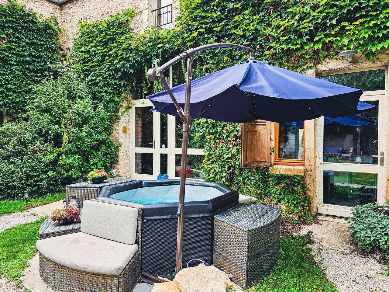 1BDR Apt + Sofa Bed w/ Garden + Jacuzzi