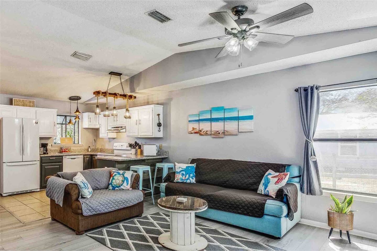 Quaint Cottage by the Bay (Porthole Paradise)